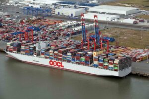 Die OOCL Sweden im JadeWeserPort