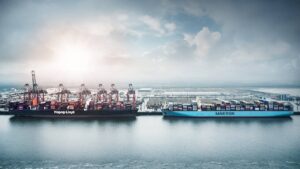 Schiffe von Hapag-Lloyd und Maersk am JadeWeserPort in Wilhemshaven. Deutschlands einziger Tiefwasserhafen bildet neben Bremerhaven den Nord-Hub der „Gemini Cooperation“.